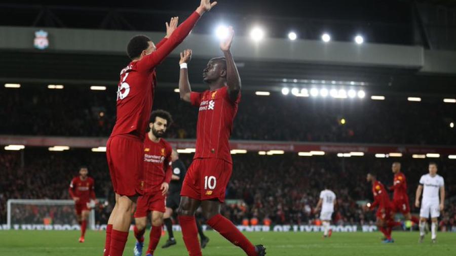 Liverpool logra sufrida victoria; se mantienen de líderes