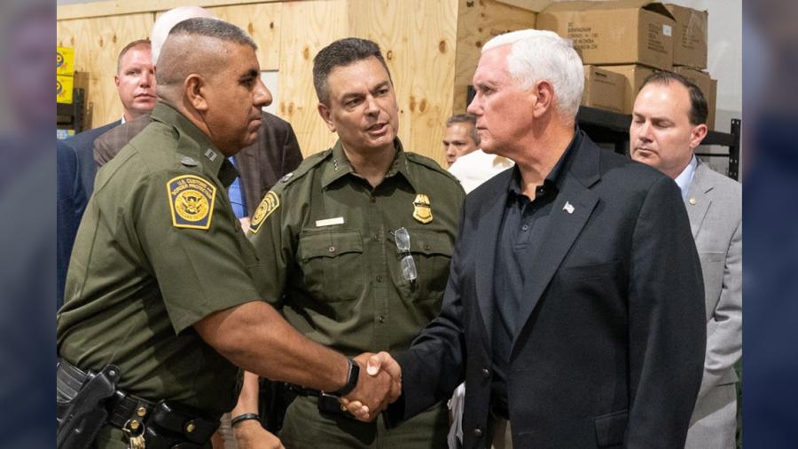 Mike Pence visita McAllen, Texas para atender crisis migratoria