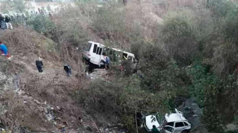 Microbús cae a barranco en Naucalpan; hay 4 muertos y 10 heridos