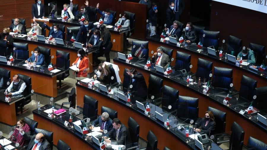 Aprueba Senado decreto que permite a funcionarios promocionar revocación de mandato