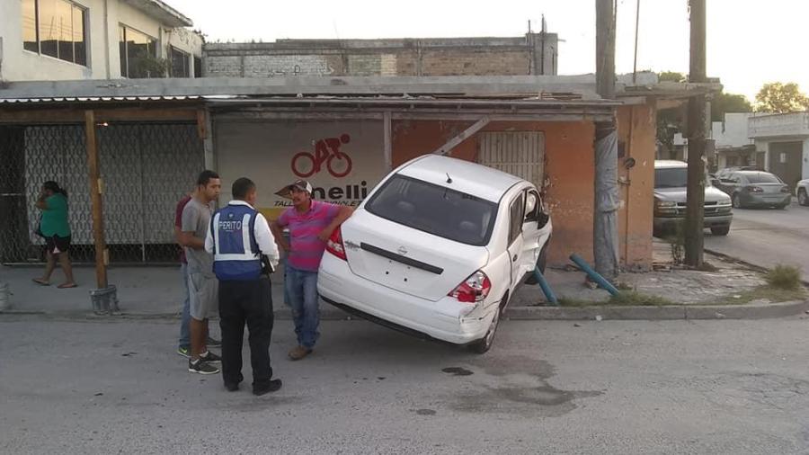 Choque mañanero deja daños materiales en Matamoros