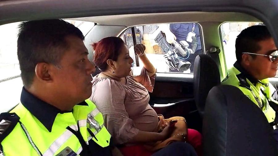 Mujer atrapa a ladrona de monederos