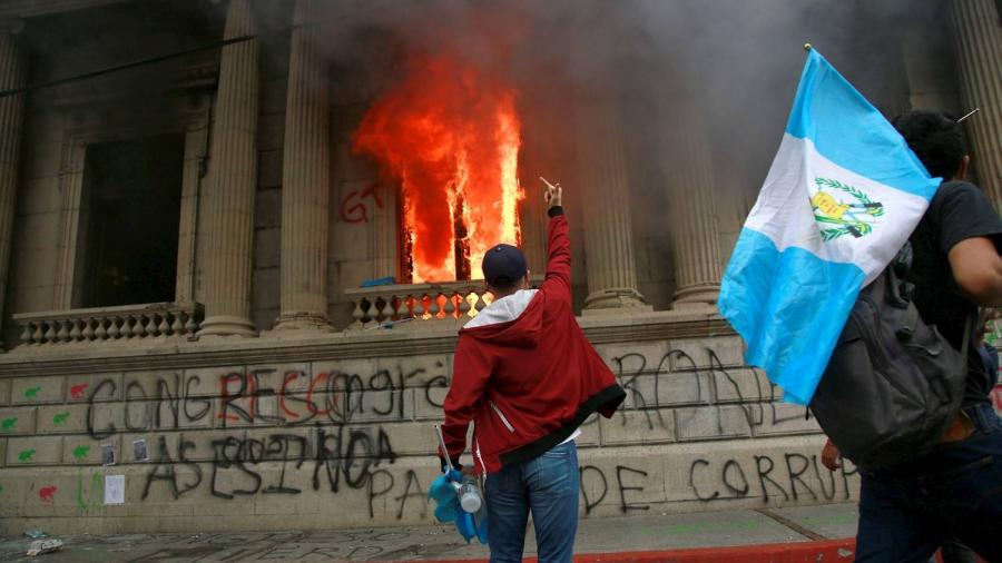 Protestantes en Guatemala incendian instalaciones del Congreso 