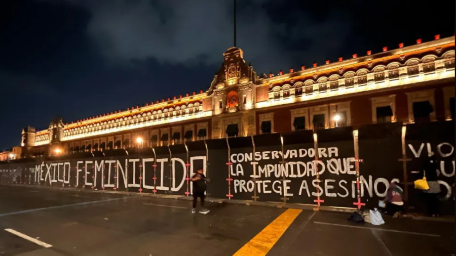 “México feminicida”. Comienzan las protestas contra vallas en Palacio Nacional