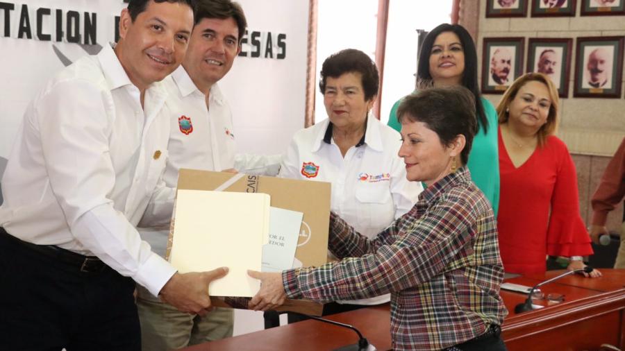 Realiza Segunda entrega de equipo tecnológico a empresarios locales