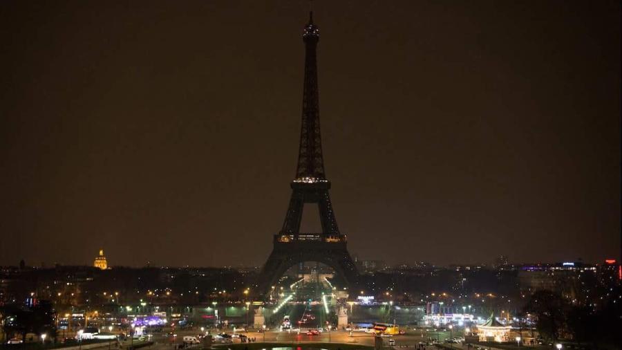Torre Eiffel apaga luces en homenaje a víctimas de Londres 
