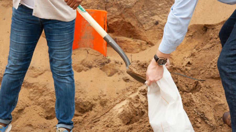 Abren centros para obtener sacos de arena ante posibles lluvias