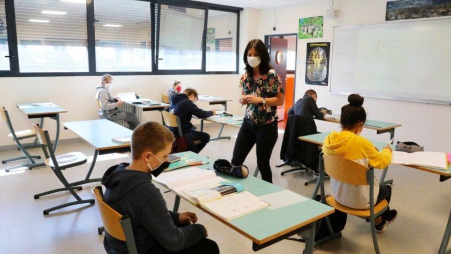 Niños mayores de 11 años deberán usar cubrebocas en escuelas de Francia