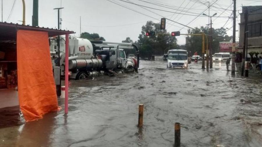 Afectan lluvias estaciones de transporte público