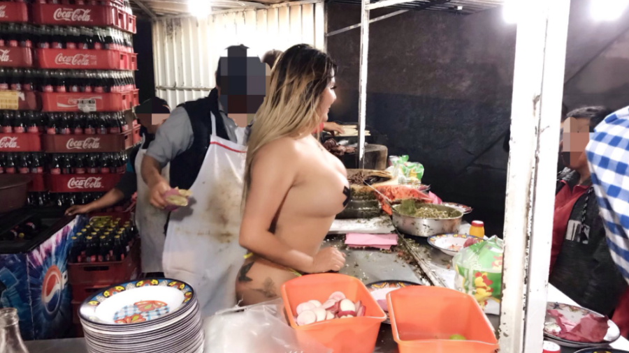 Actriz porno aparece en taquería de Puebla para "echar una manita al taquero"