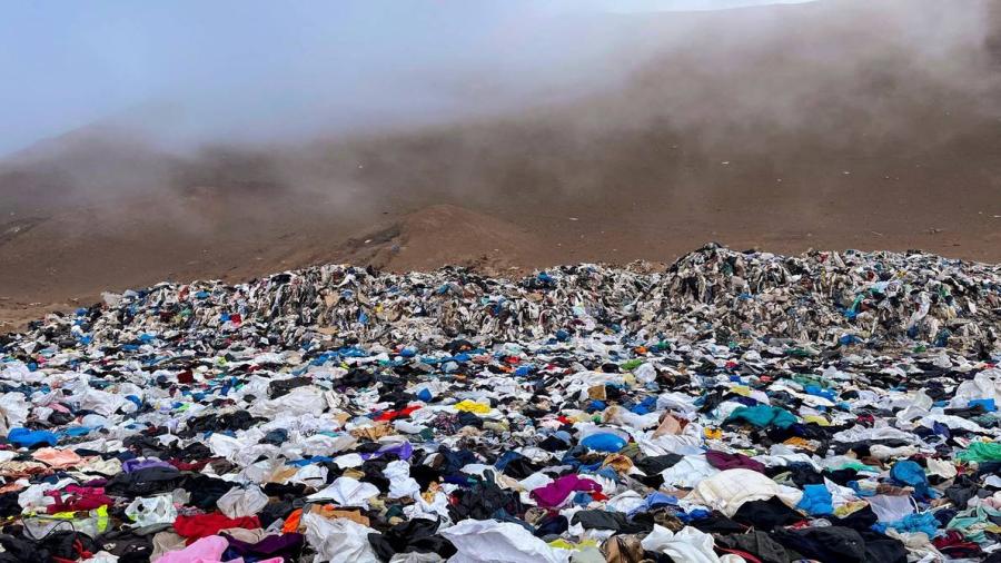 Investigan vertedero de ropa usada en desierto de Chile por daño ambiental