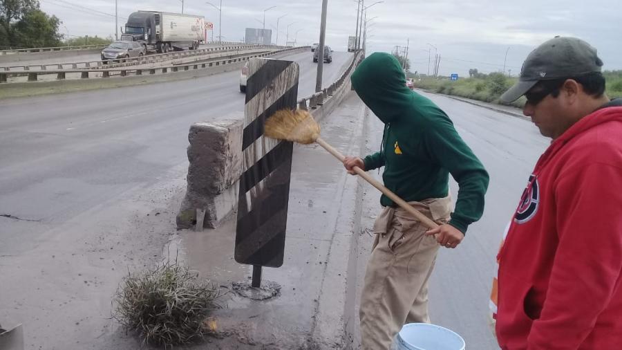 Lavan trabajadores municipales señales de tráfico 
