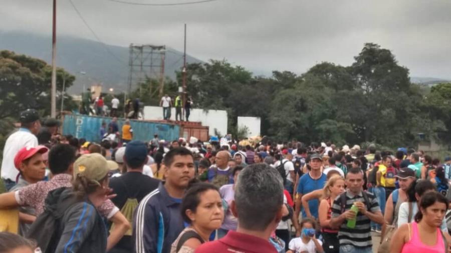  Venezolanos rompen barreras en el puente Simón Bolívar