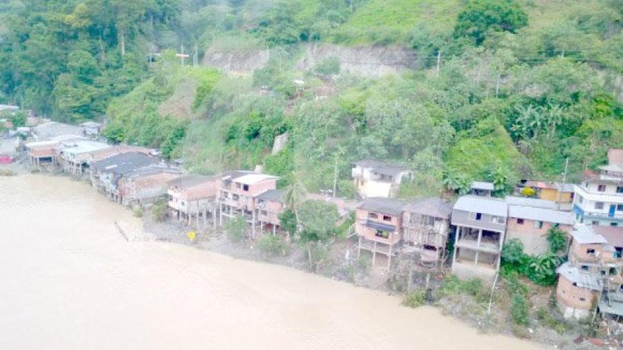 Evacuan poblaciones por posible colapso de hidroeléctrica en Colombia
