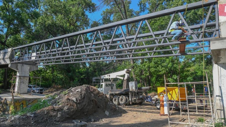 Avanzan trabajos en puente peatonal en Victoria
