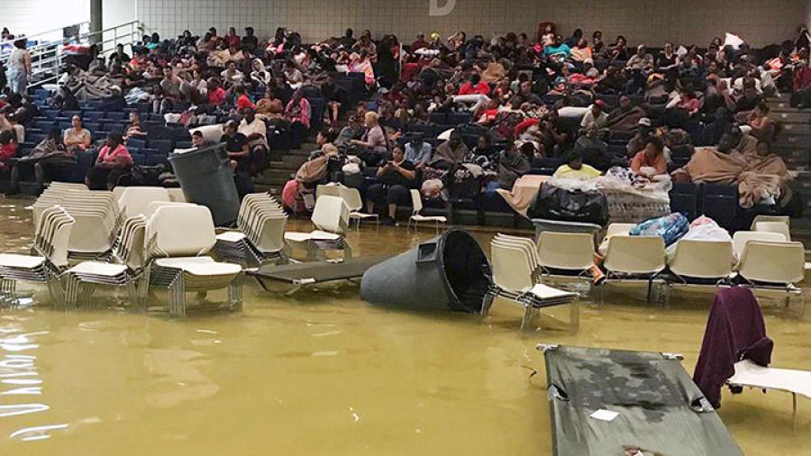 Se inunda albergue para afectados por inundaciones en Houston