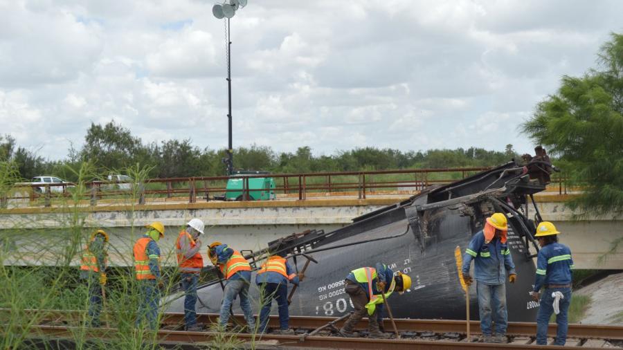 Continúan trabajos para retirar vagones descarrilados