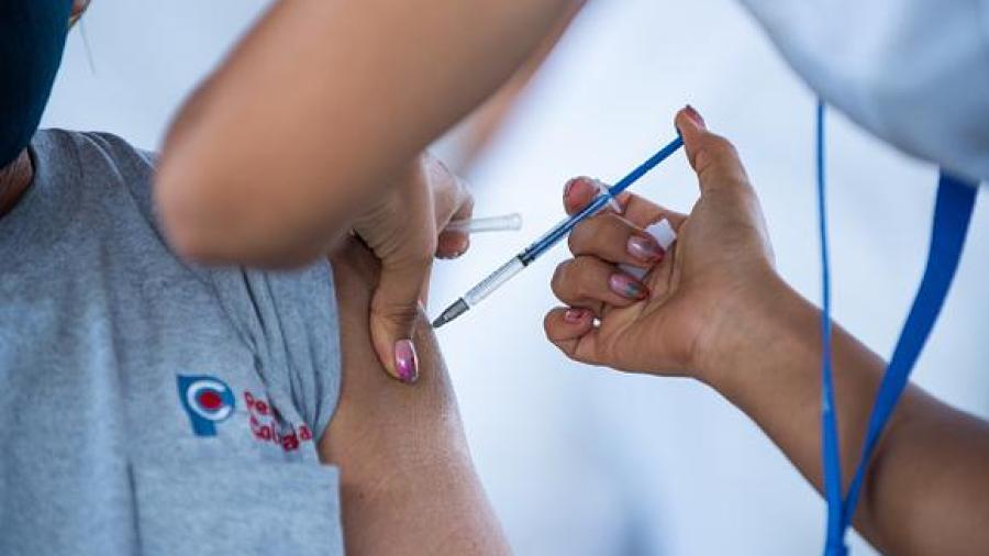 Estados Unidos compartirá vacunas contra el COVID-19 en países pobres