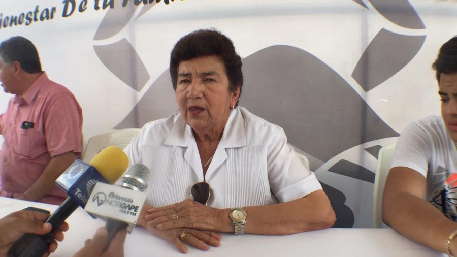 Alcaldesa se compromete a construir techumbre en escuela del Cascajal