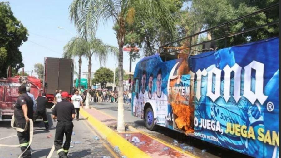 Se quema autobús con que Santos festejaría campeonato
