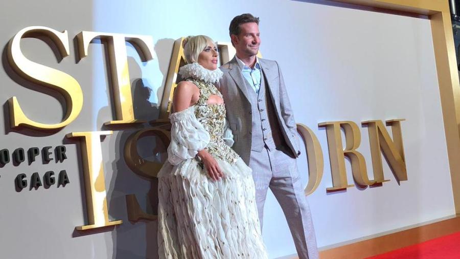Lady Gaga presenta A Star Is Born en Londres vestida de reina
