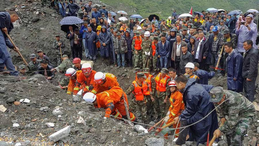Alud sepulta a 141 personas en China