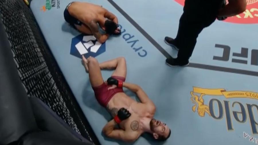 Peleadores de MMA se golpean en la entrepierna al mismo tiempo