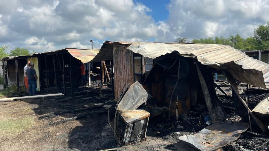 Tianguistas afectados por incendio piden apoyo para reparar sus locales