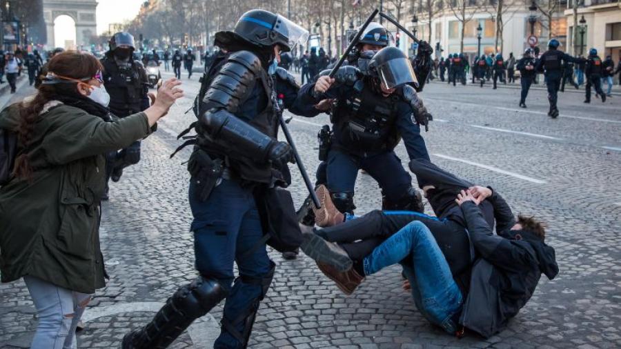 Policía parisina disuelve protesta contra restricciones sanitarias