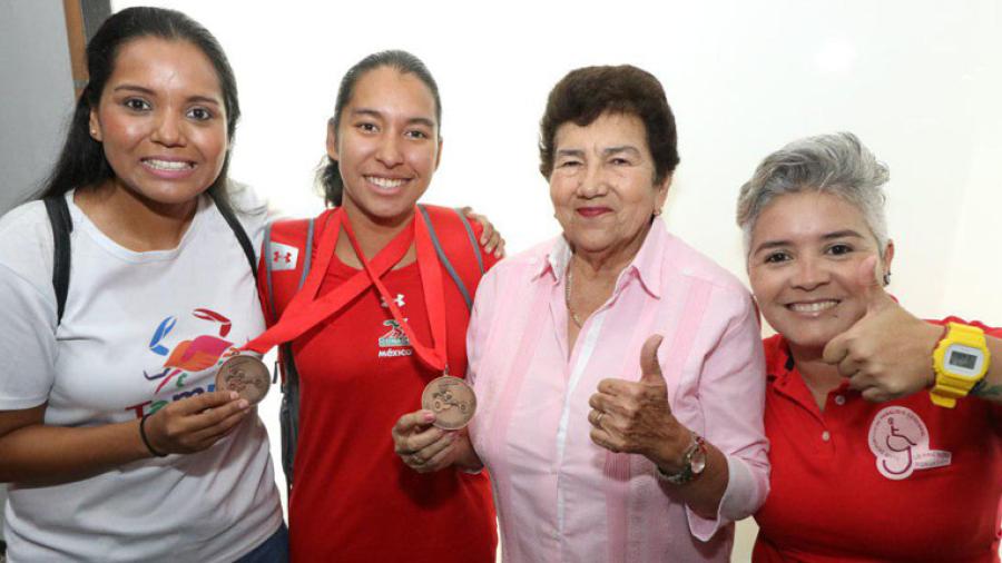 Alcaldesa recibe a Karla Sofía ganadora de dos medallas en para-atletismo