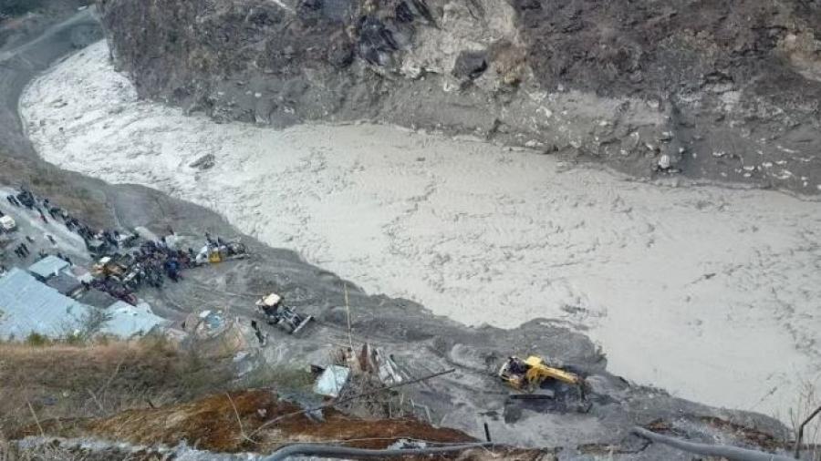 Tres muertos y 150 desaparecidos tras desprendimiento de glaciar en el Himalaya 