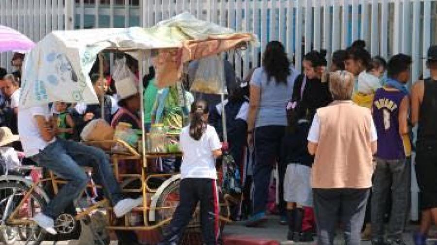 Vendedores ambulantes obstruyen los portes de primarias 