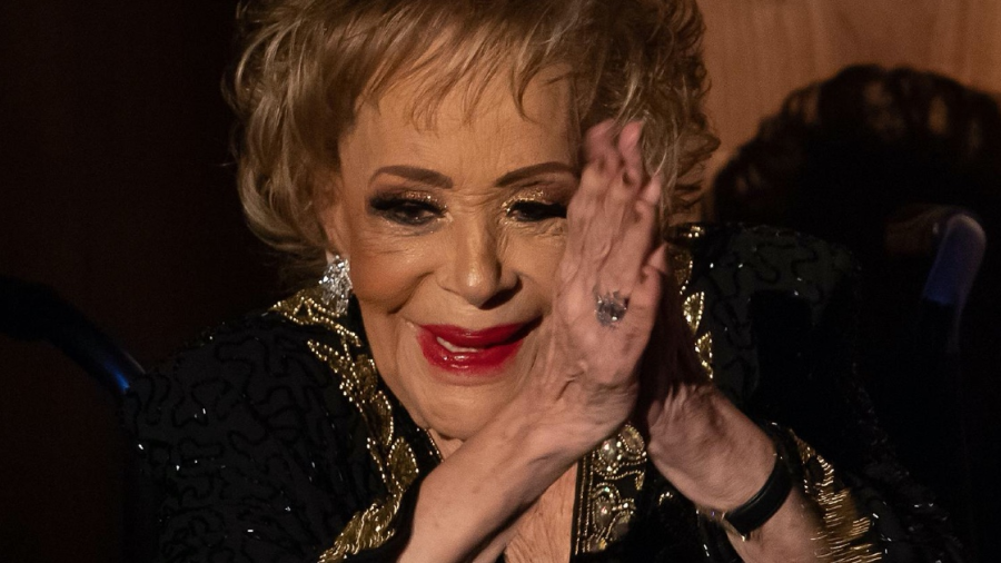 Silvia Pinal reaparece en homenaje por 75 años de carrera