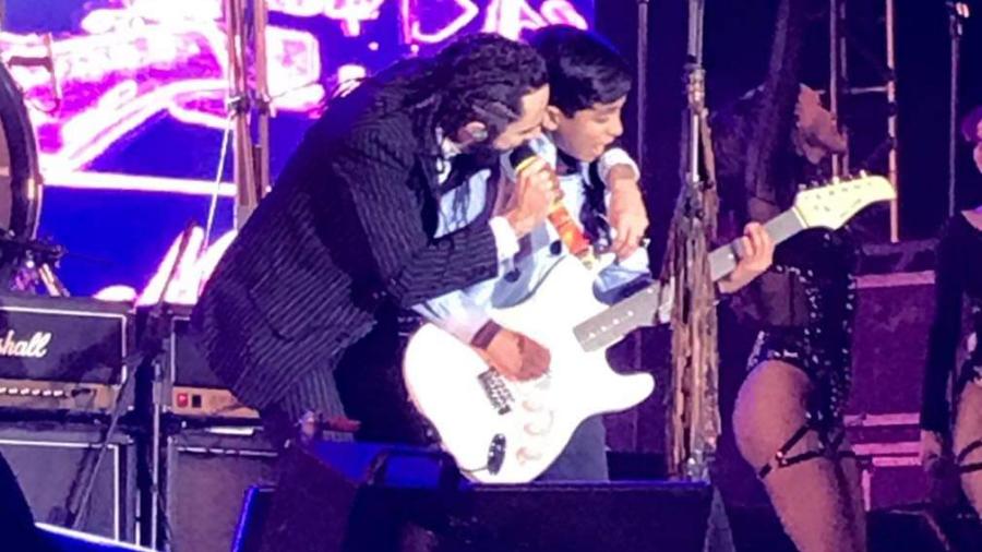 Vocalista de Moderatto regala guitarra a fan en Reynosa