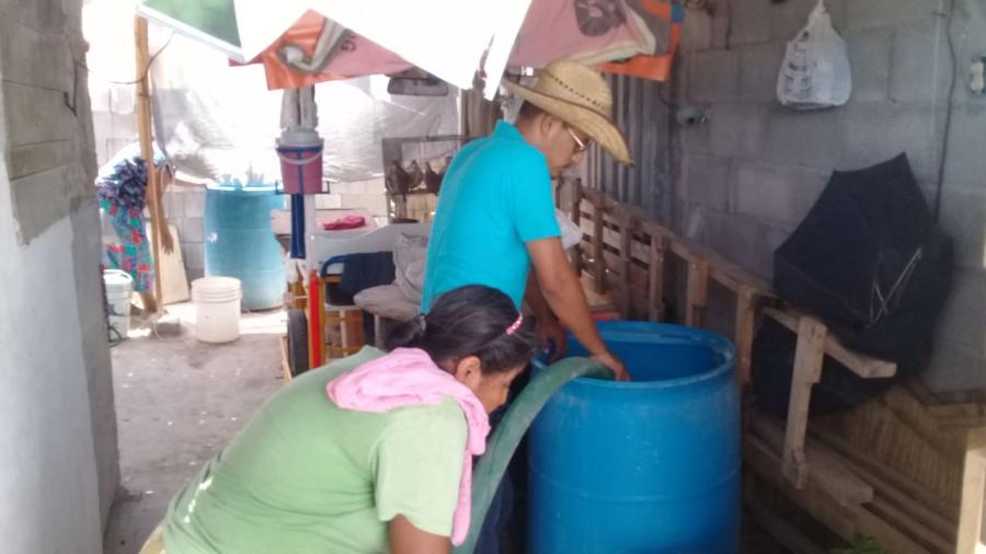 Pipas entregan agua en fraccionamientos y ejidos