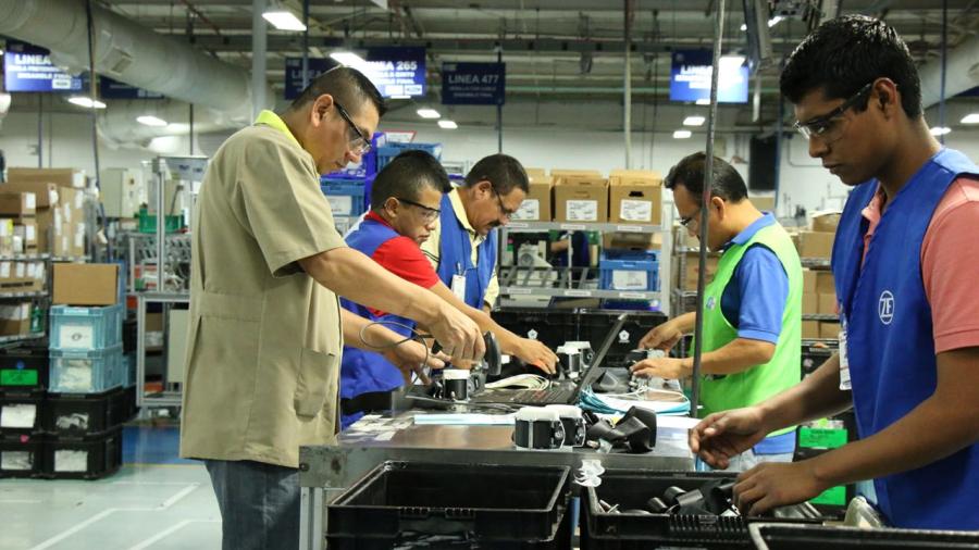 Entregan becas de trabajo a trabajadores