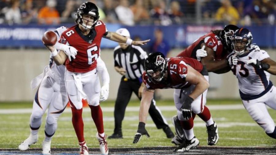 Broncos derrotan a los Halcones en el Juego del Salón de la Fama 