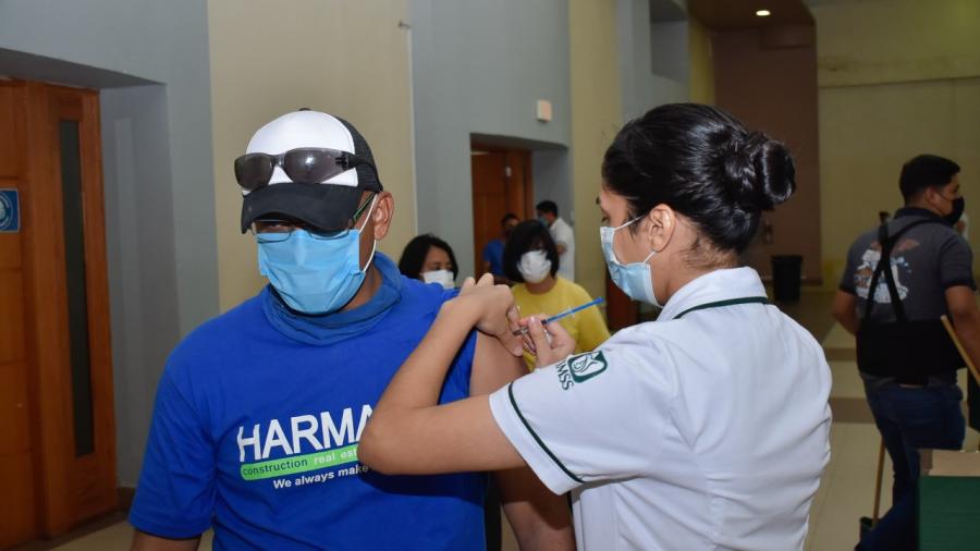 Vacunaci&oacute;n federal de refuerzo contra COVID-19 atender&aacute; todas las iniciales 