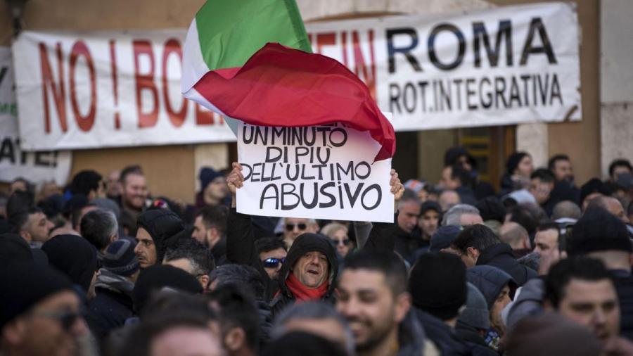 Sexto día de huelga taxistas en Italia en protesta contra Uber