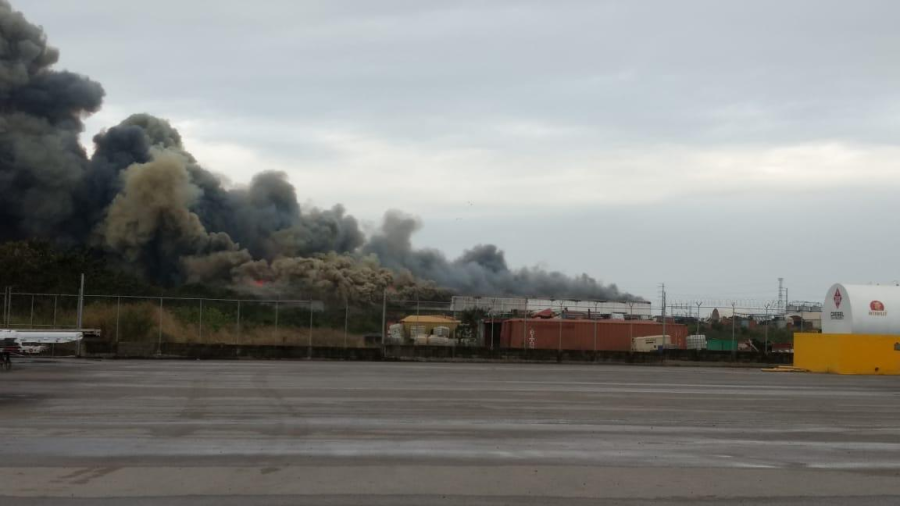 Arde bodega de fertilizantes en el puerto de Altamira