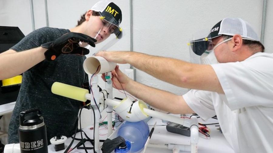 Estudiantes de la UDEM fabrican respirador con material casero