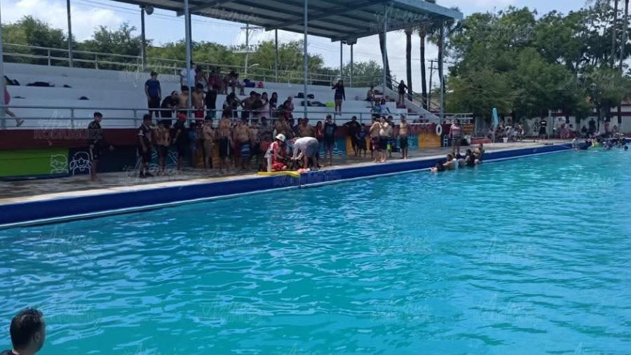 Rescatan y salvan a un adolescente a punto de ahogarse en Alberca Municipal
