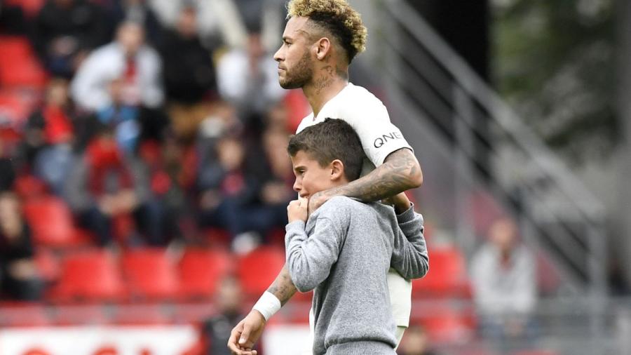 El gesto de Neymar con un niño que invadió el campo