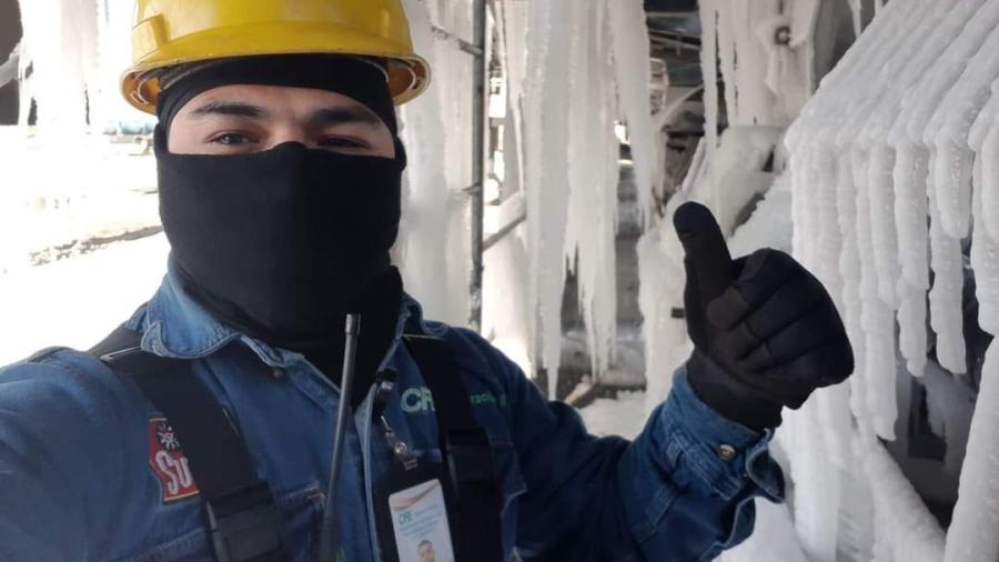 Trabajador de la CFE es aplaudido en redes con selfie