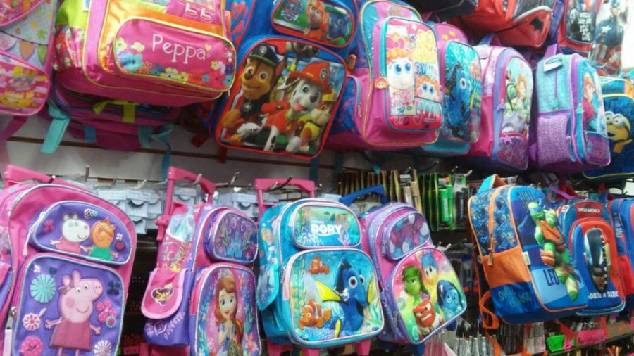 Familias de EU acuden a NLD por útiles escolares
