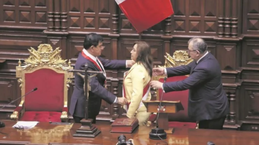 Dina Boluarte asume la presidencia de Perú