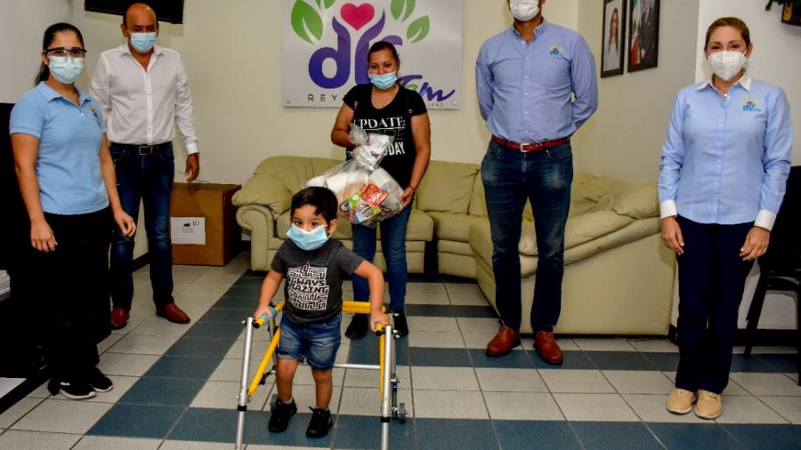 DIF Reynosa entrega silla de ruedas y andador infantil