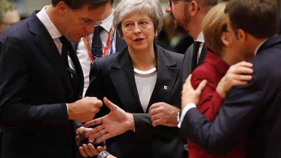 Parlamento británico ordena a May buscar prórroga para el Brexit