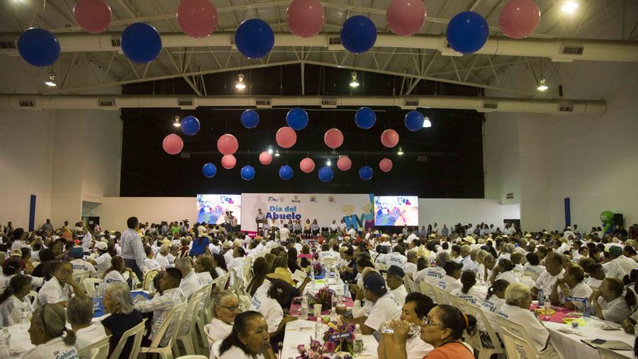 Festeja DIF a más de mil 500 abuelitos en Reynosa