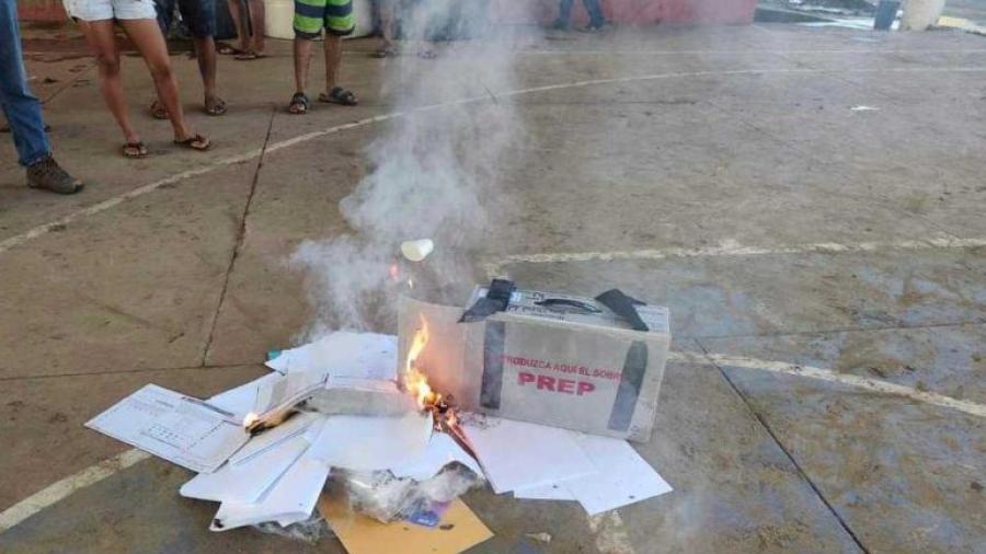 Damnificados por huracán "Agatha" en Oaxaca queman boletas durante jornada electoral